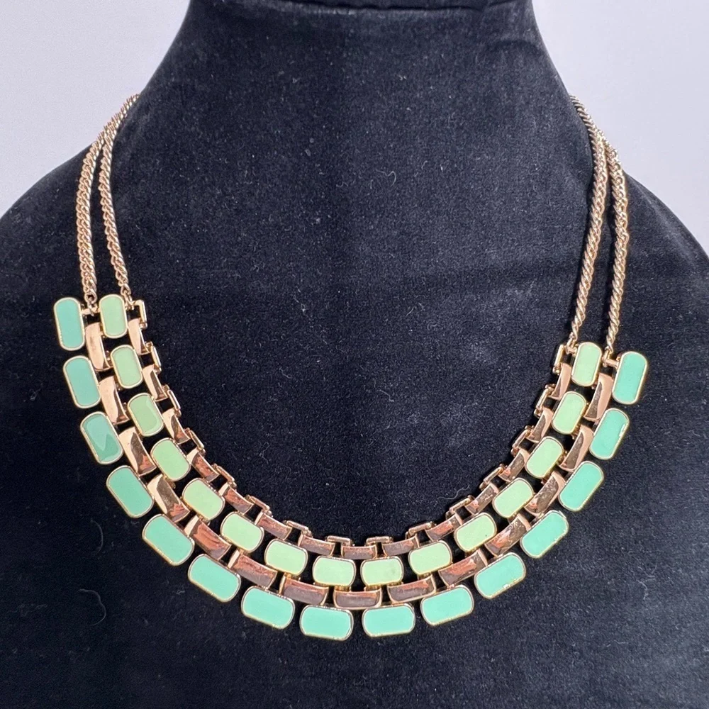 Gorgeous Vintage Inspired Gold Tone and Green Bib-Style Necklace - Picture 4 of 9